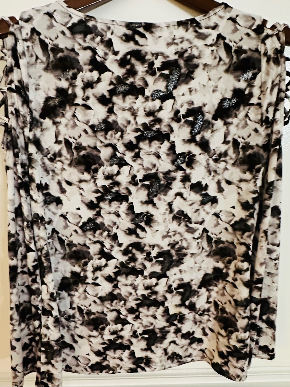 Jenifer Lopez cold shoulder light sparkle black and white size large - Picture 3 of 9